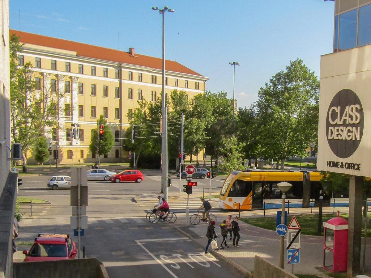 Aweshome City Apartment - 3 Bedrooms And Free Parking Дебрецен Екстер'єр фото