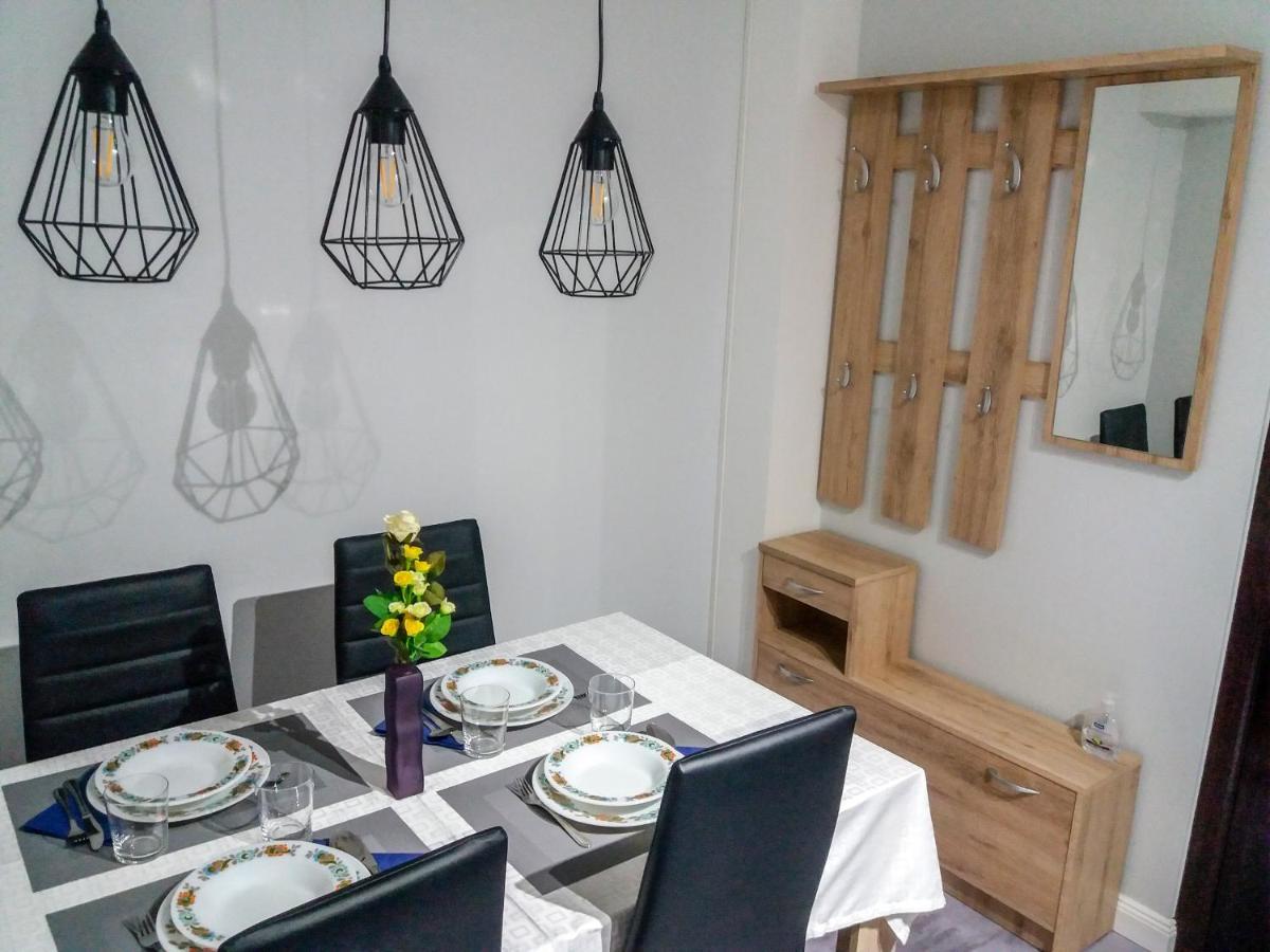 Aweshome City Apartment - 3 Bedrooms And Free Parking Дебрецен Екстер'єр фото