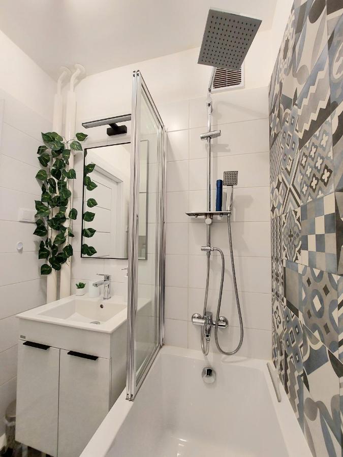 Aweshome City Apartment - 3 Bedrooms And Free Parking Дебрецен Екстер'єр фото