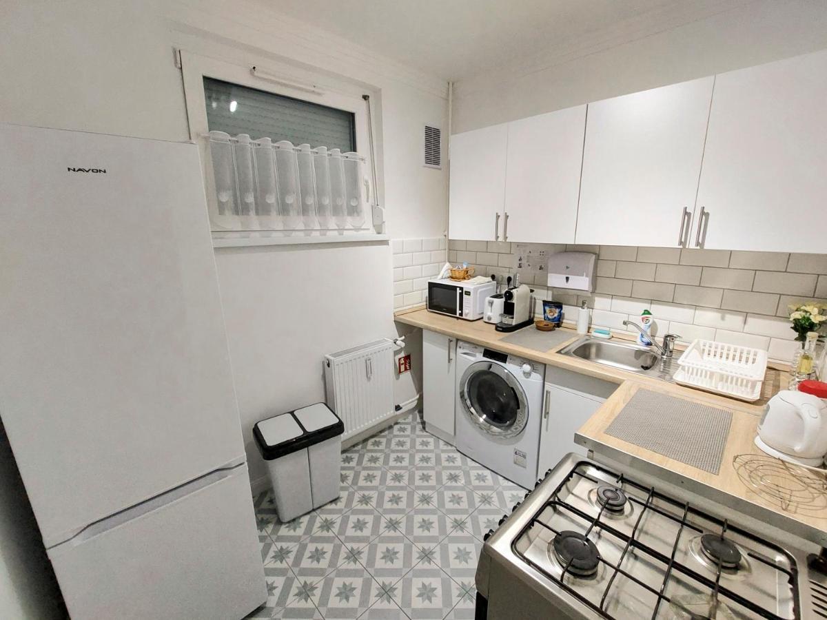 Aweshome City Apartment - 3 Bedrooms And Free Parking Дебрецен Екстер'єр фото